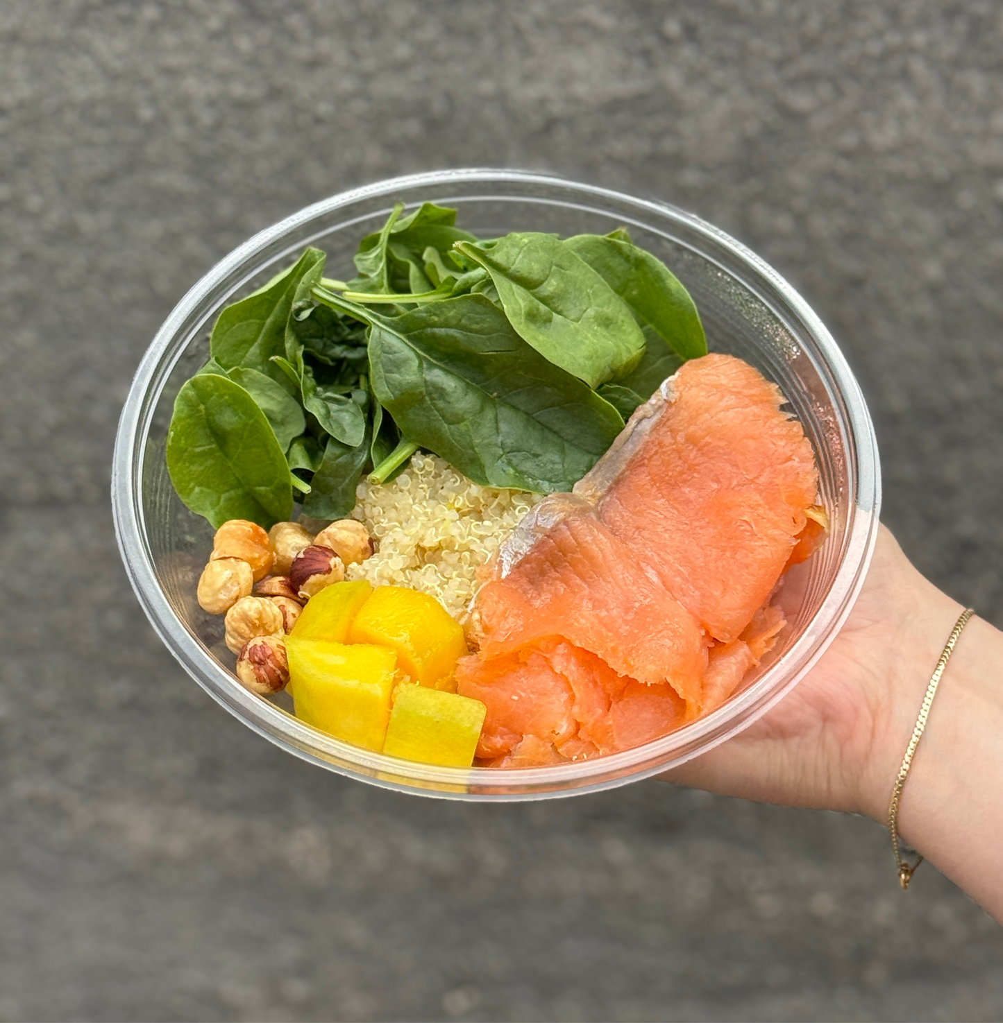 Salada de Quinoa com Salmão Curado