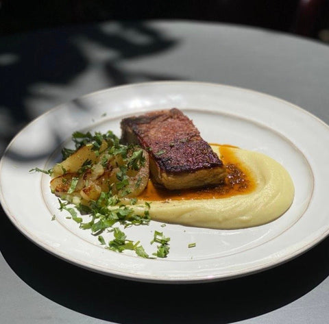 Leitão Crocante com Puré de Batata Trufado