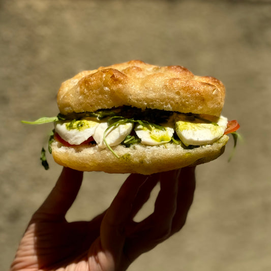 (v) Sande de Tomate, Mozzarella e Rúcula